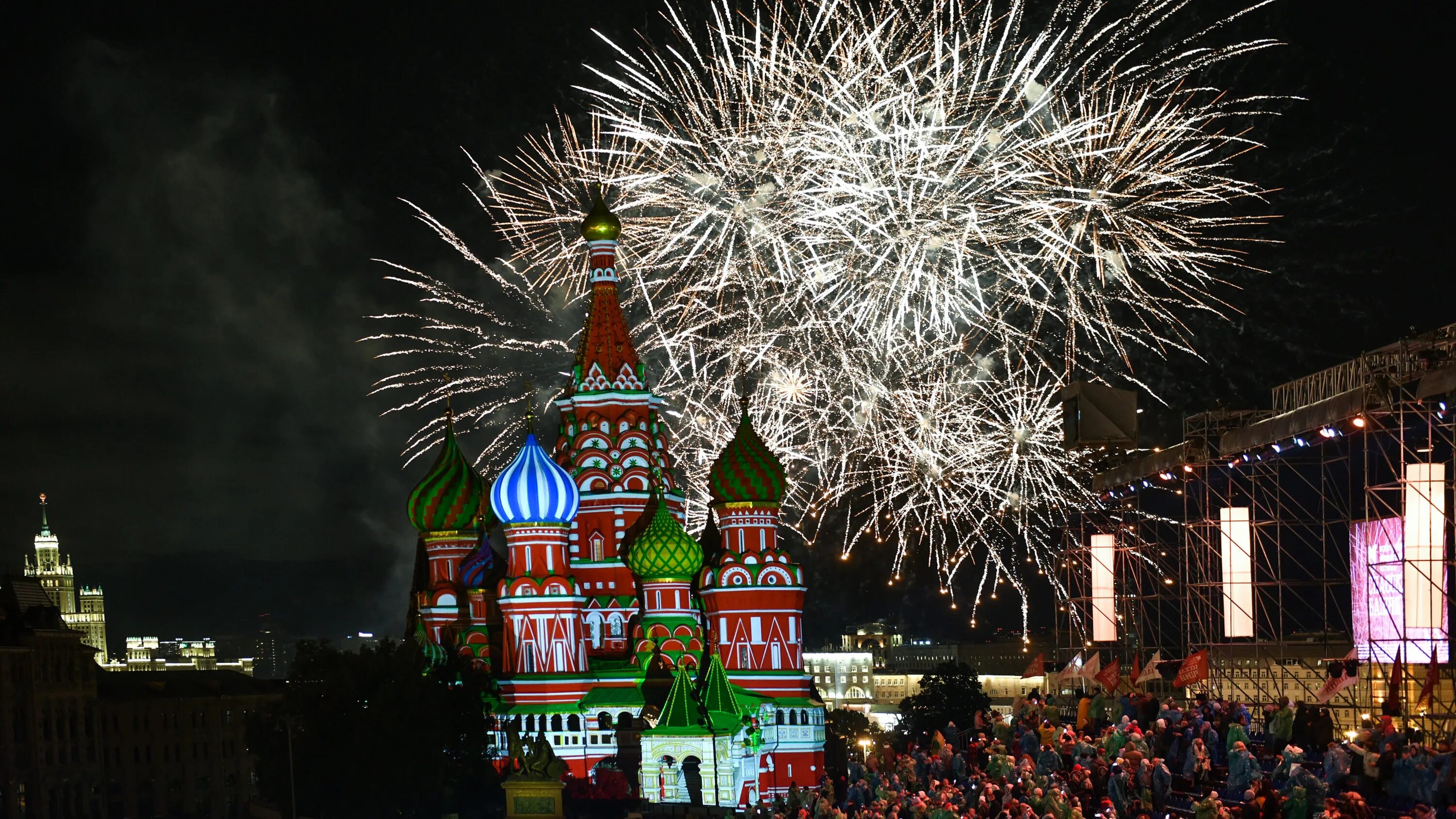 Салют 9 мая 2023. Салют Победы в Москве. Москва салют на площади. Салют на 9 мая 2023 Москва. Салют в Абакане 2023.