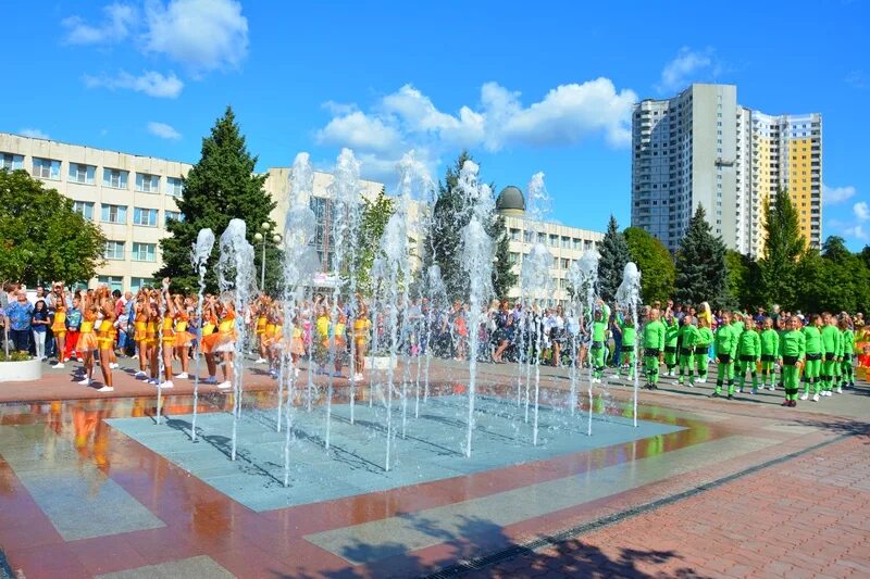 Энгельс лучший. Фонтан на 1 школе энгельс. энгельс парк фонтан. энгельс площадь. 1 школа энгельс площадь.