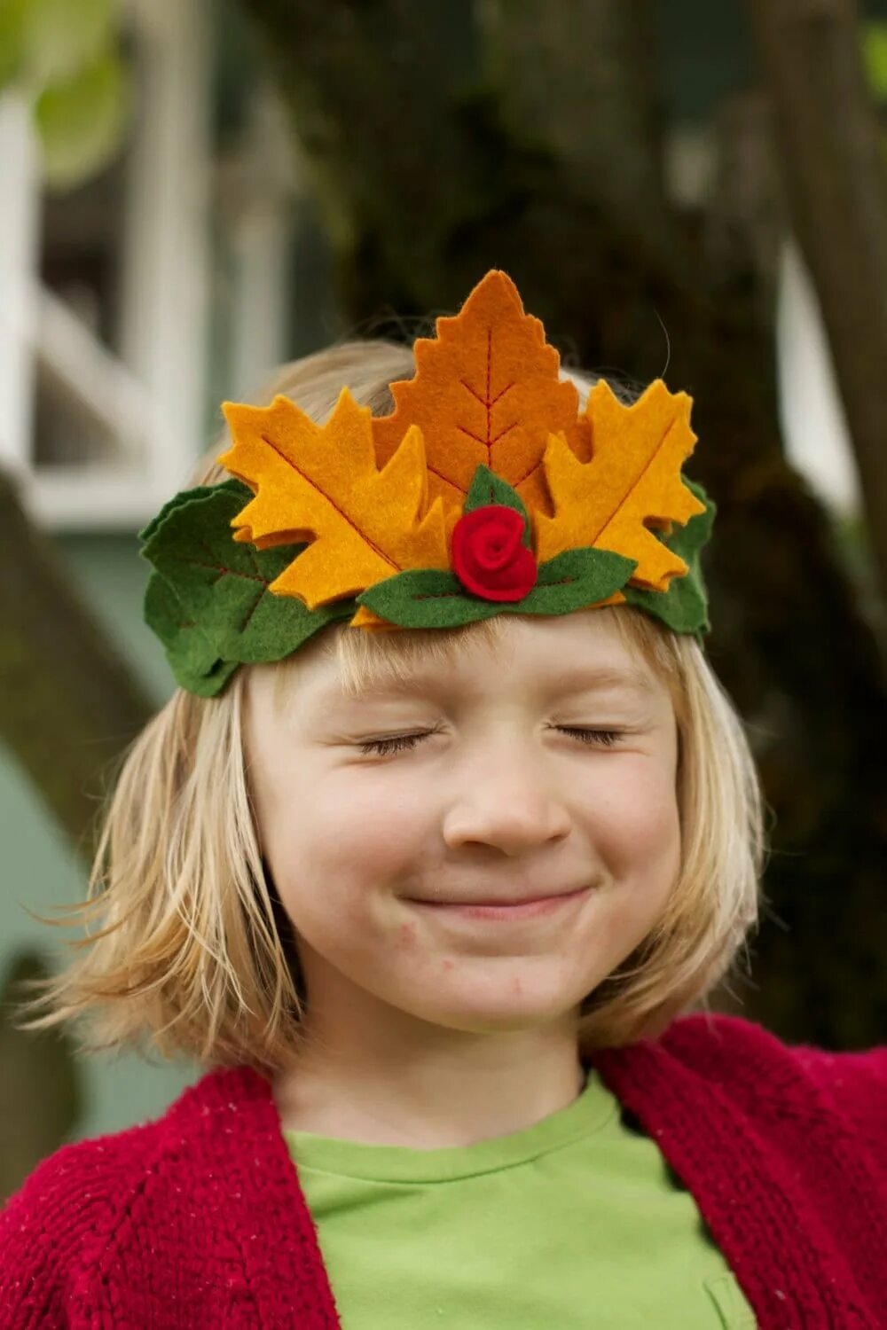 Осенняя корона для девочки. Осеннее украшение на голову. Венок на праздник осени. Корона из осенних листьев.