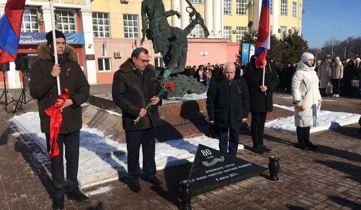 Памятный знак в честь 100 летия. Освобождение Курска Перекальский. Годовщина освобождения Курска. Курск освобождение Знамя. 80 Лет освобождения Курска.