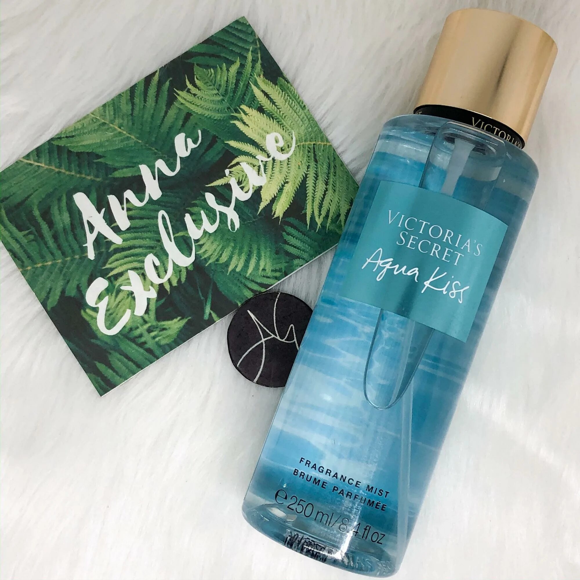 Victoria secret aqua kiss fragrance mist brume parfumee спрей. Aqua kiss. виктория сикрет аква кисс духи. лосьон виктория сикрет aqua kiss. Aqua kiss victoria secret спрей.
