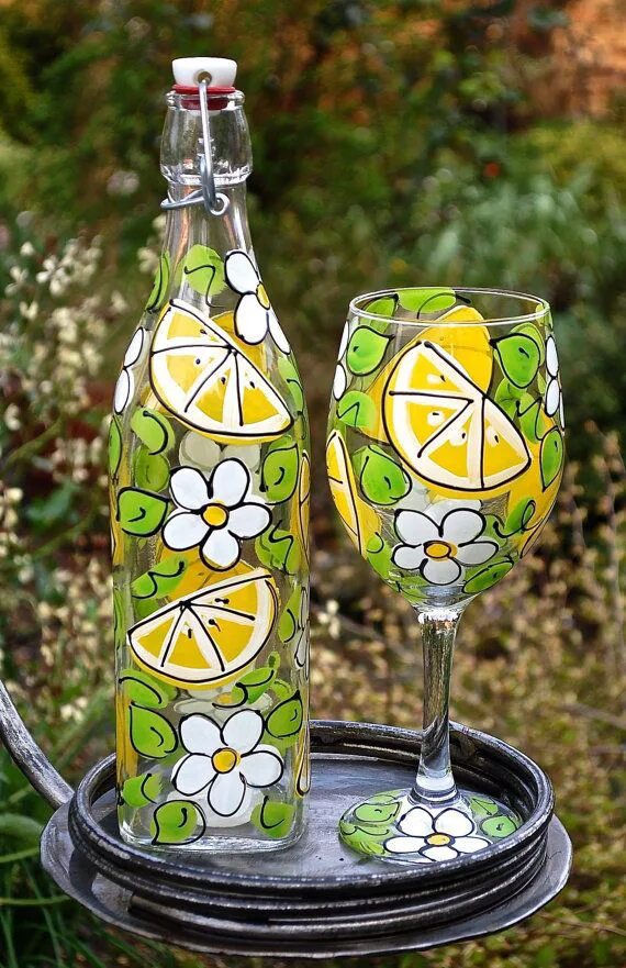 Бутылки витражными красками. Витражные бутылки. витраж на бутылке. витражная роспись бутылок. разрисованная бутылка.