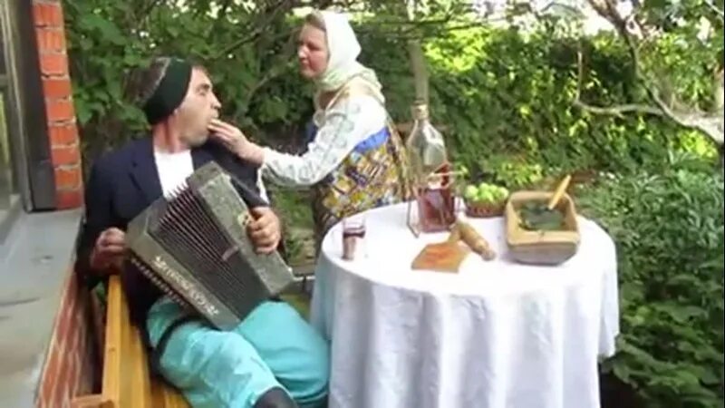 Гляжу лежит мужик ничей. Лежит мужик в ручье ничей. Бежит ручей лежит мужик. Течет ручей бежит ручей лежит в ручье мужик ничей. Бежит ручей лежит мужик.