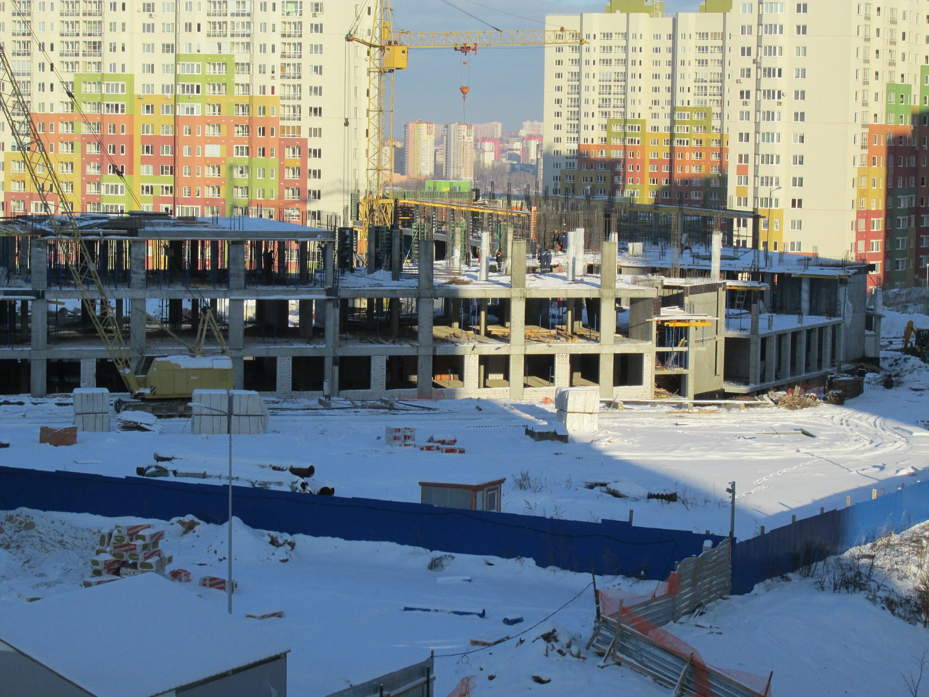 Строится садик в дзержинском районе ярославля. Стройка школы москва. Строительство детского садика. Жк кленовые аллеи москва школы. Садик в новой кузнечихе нижний новгород.