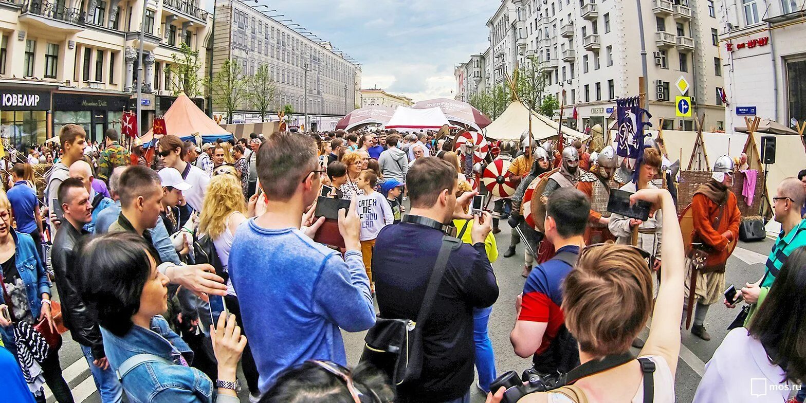 Фестивали на улицах москвы. Фестивали на улицах москвы. Фестиваль джаза в парке зарядье. Цветочный джем москва 2023. Фестиваль истории.