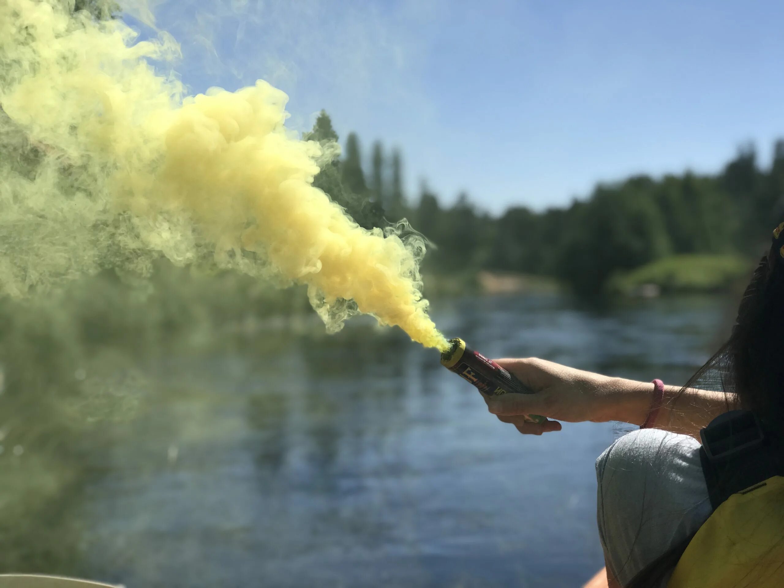 Дымовые шашки на свадьбу. Разноцветные дымовые шашки. Цветной дым. Дымовая шашка это. Дымовая шашка это.