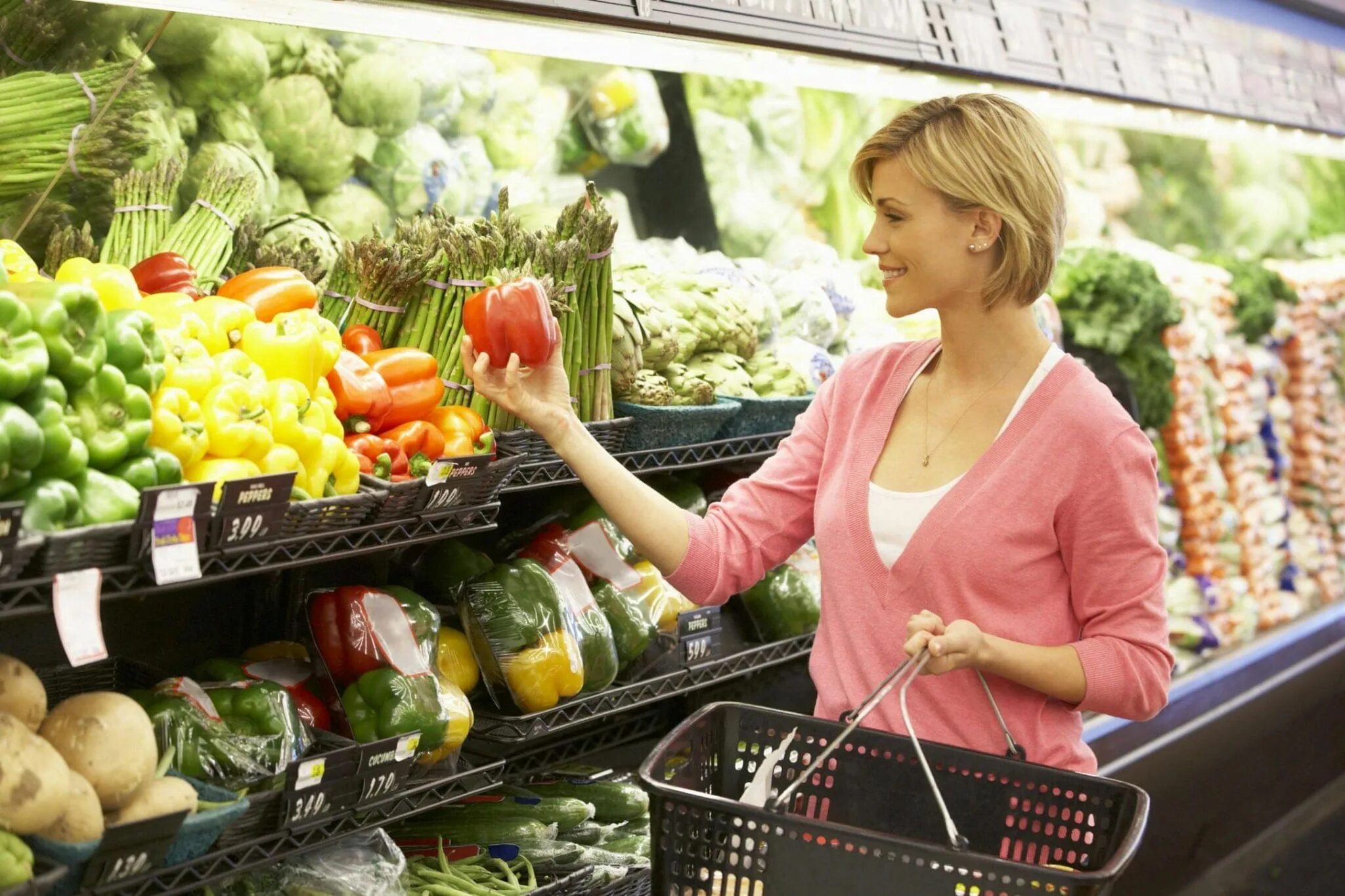 Покупай с удовольствием. Продукты в супермаркете. Овощи в супермаркете. Магазин продукты. Девушка в овощном магазине.