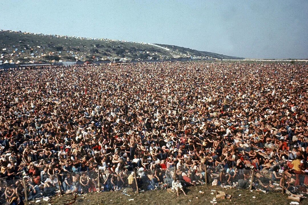 Громадная толпа. Фестиваль на острове Уайт 1970 год. Isle of Wight (фестиваль). Вудсток США 1969. Фестиваль на острове Уайт.