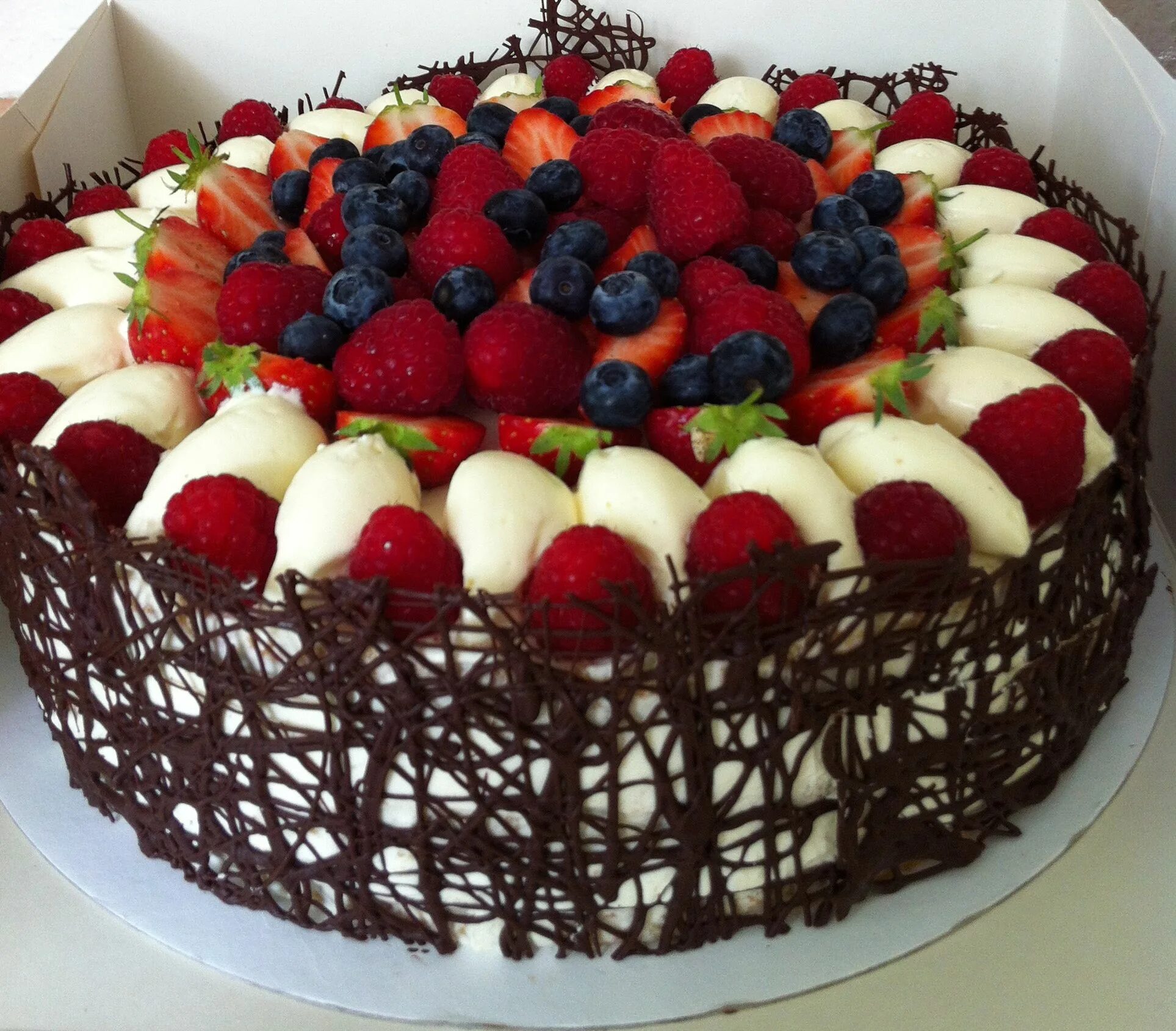 Fresh cakes. Красивые торты. Украшение торта. Красивый торт с клубникой. Украшение торта фруктами.