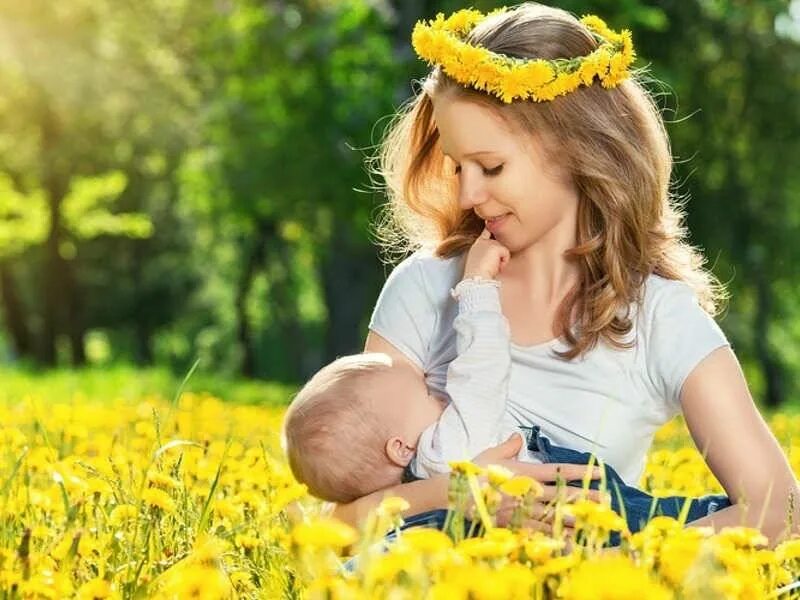Без разрешения мамы. Мама с малышом одуванчики. Фотосессия на природе с одуванчиками грудничка. Грудное вскармливание на природе. Мать и дитя на природе.