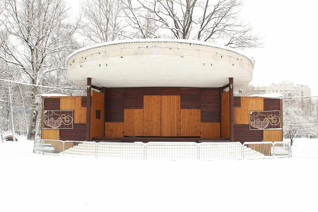 Лианозовский парк сцена. Лианозовский парк каток. Гончаровский парк сцена. Каток «Ледовое царство» в Лианозовском парке.