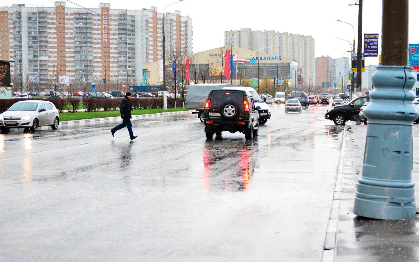 Перешел дорогу в неположенном месте штраф. Нарушение правил дорожного движения. пешеход на дороге. переход в неположенном месте.