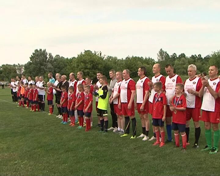 форма фк ленинградец. зенит чемпион 2022. команды вышли на поле в. футболисты мценска фото. команды выходят на поле.