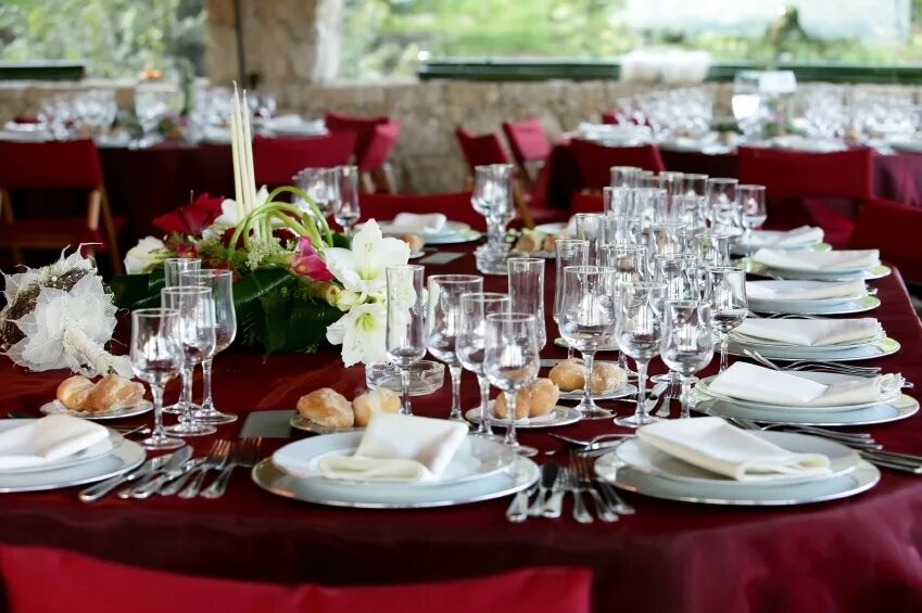 столик в ресторане. ресторанный стол. ресторанный столик. ресторан под столом. ресторан под столом.