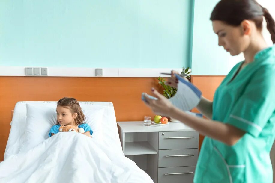 Медсестра пришла больному. Профессия медицинская сестра в педиатрии. Девочка у врача. Маленькая медсестра в больнице. Фото двух девушек в больнице.