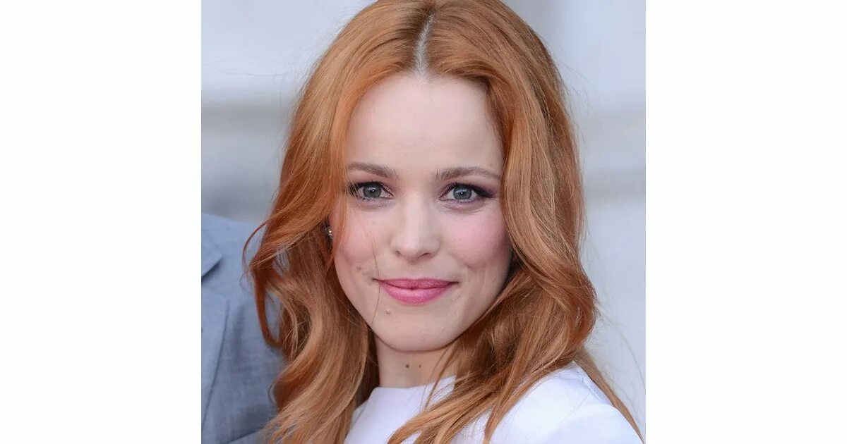 Очень светлая кожа. Аманда сейфрид макияж. Красная помада цветотип весна. Натуральная блондинка с голубыми глазами. Розовая помада для блондинок.