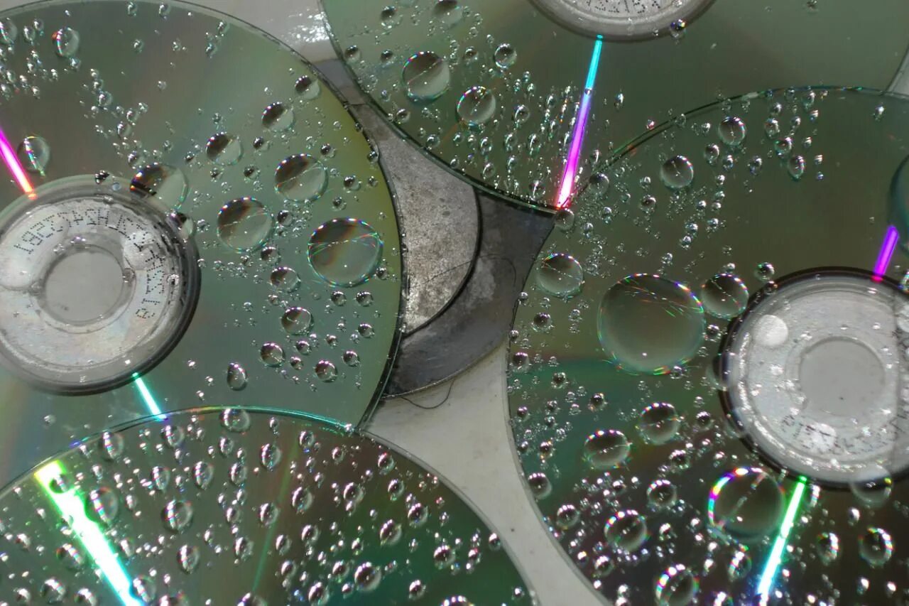 Раскрашенные диски на стене. Лазерный диск под микроскопом. Разукрашенные диски. Диски разрисованные компьютерные.