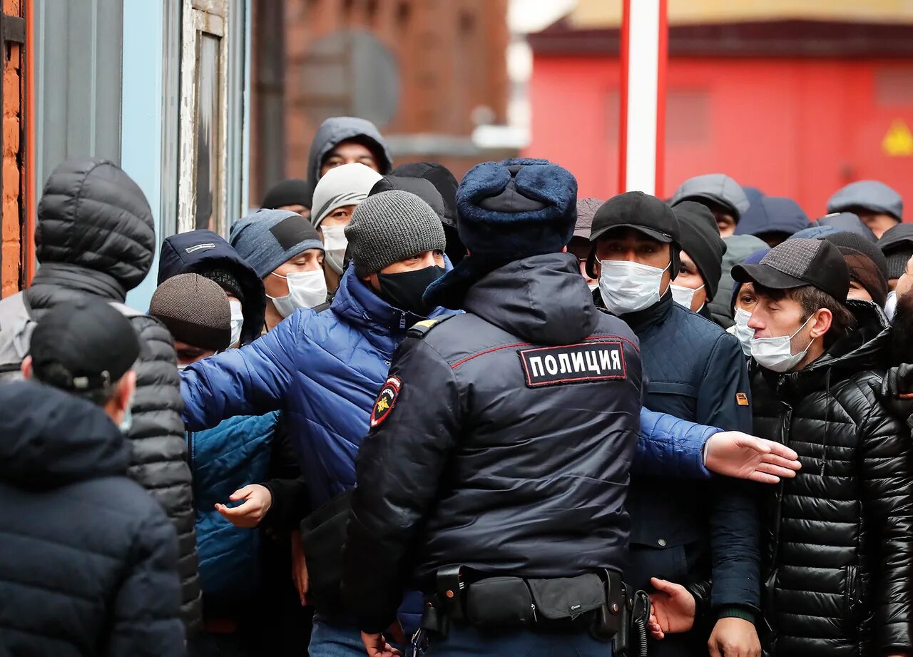 Полицейский и мигрант. Гастарбайтеры из средней азии. Мигранты и полиция в россии. Образ мигранта. Семья мигрантов.