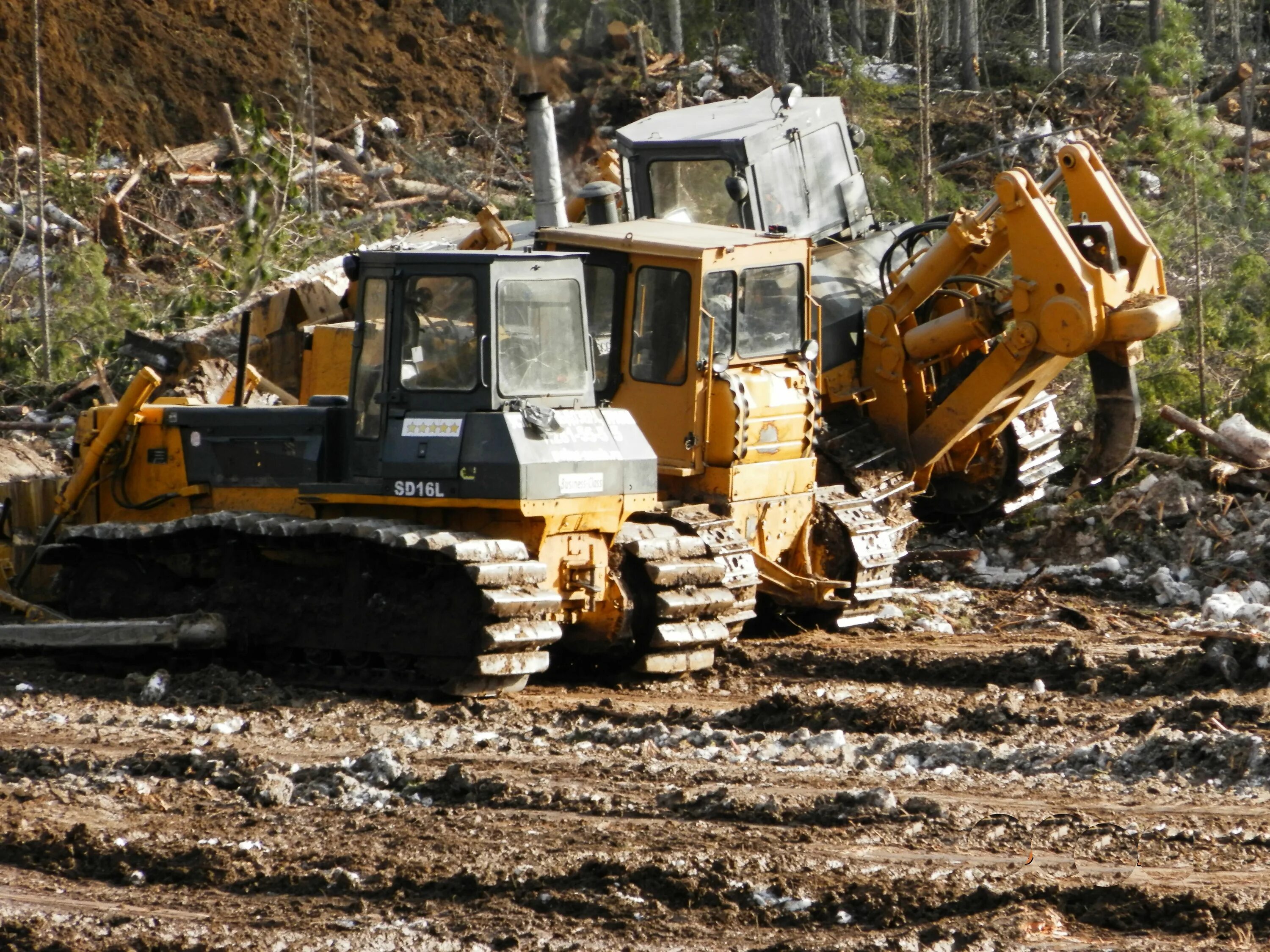 Komatsu бульдозер болотоход. Бульдозер Шантуй болотоход. Бульдозер в горах. Много бульдозеров. Красноярске работа бульдозер