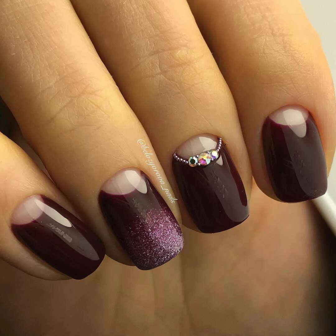 Красный маникюр с лунками на короткие ногти. Лунный френч. Лунный маникюр на короткие ногти. Маникюр с луной. Маникюр с лунками на короткие ногти.