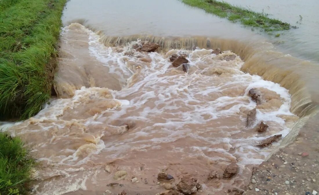 Приснилась мутная вода. К чему снится грязная вода. К чему снится грязная вода во дворе. К чему снится грязное море. Сны к чему снится грязная вода и снег и с камнями сель с гор.