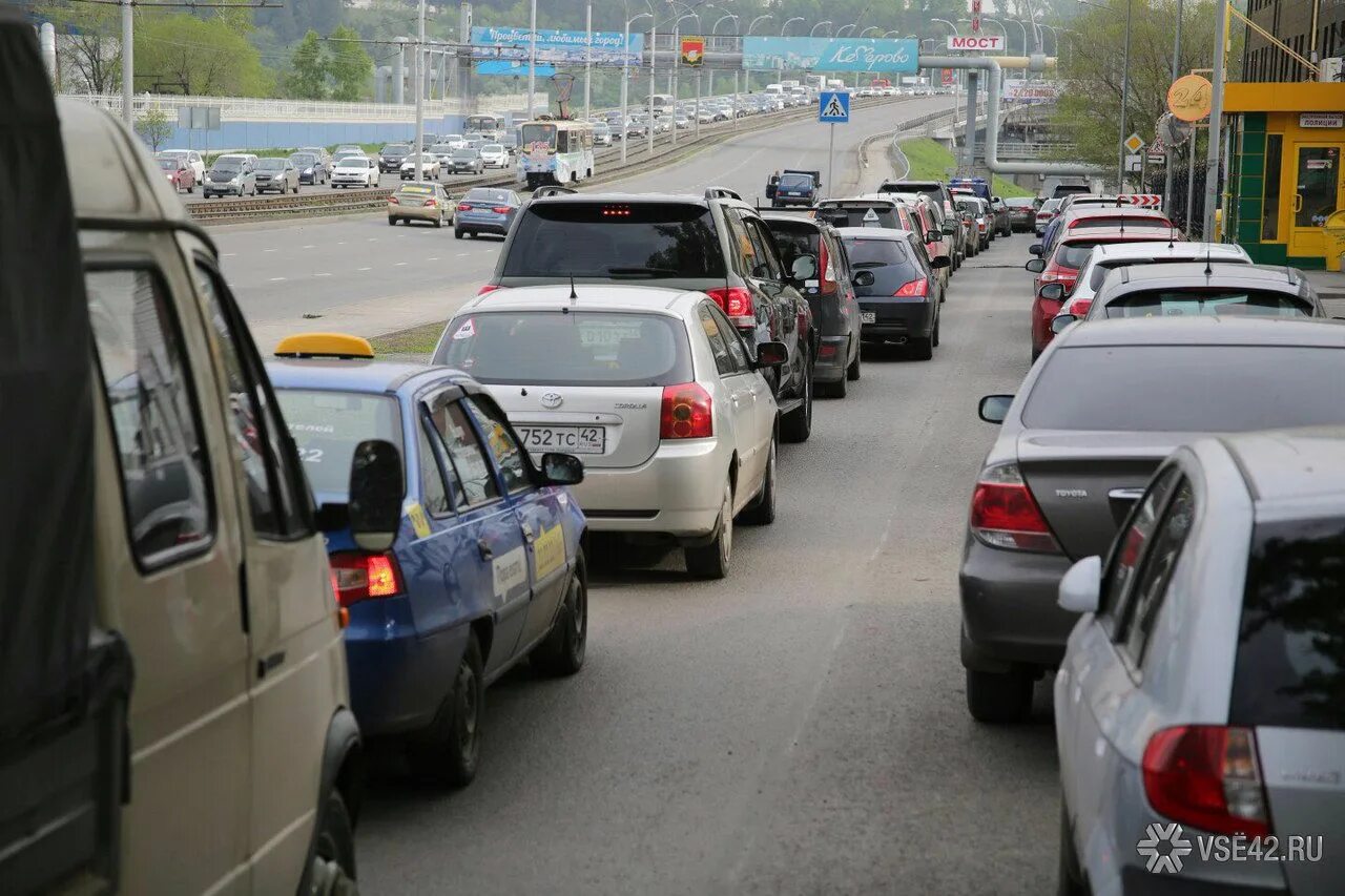 Лнр пробки. Стояние в пробке. Новокузнецк пробки на дорогах. Транспортная система москвы пробки. Очередь из фур на границе калининграда и литвы сейчас.