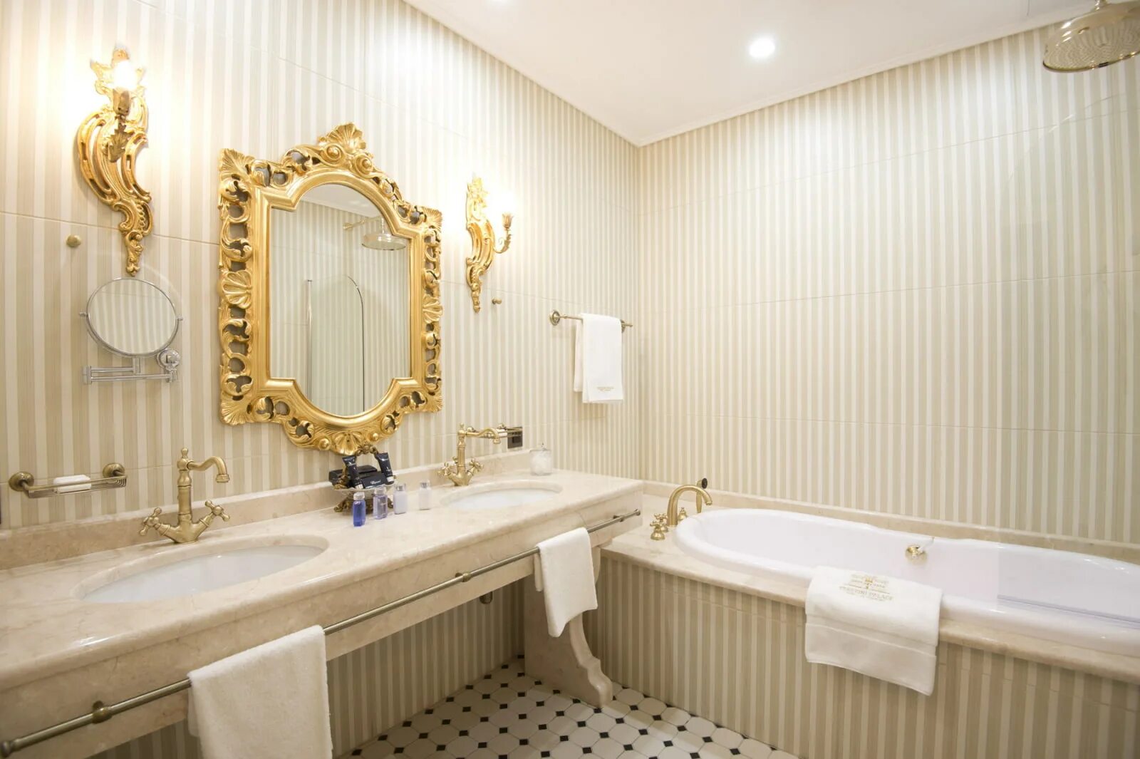 Ванная спб. Ванная в отеле в классическом стиле. Ванная в стиле Возрождения. Ванная в стиле Ренессанс. Гостиница санузел в классическом стиле.