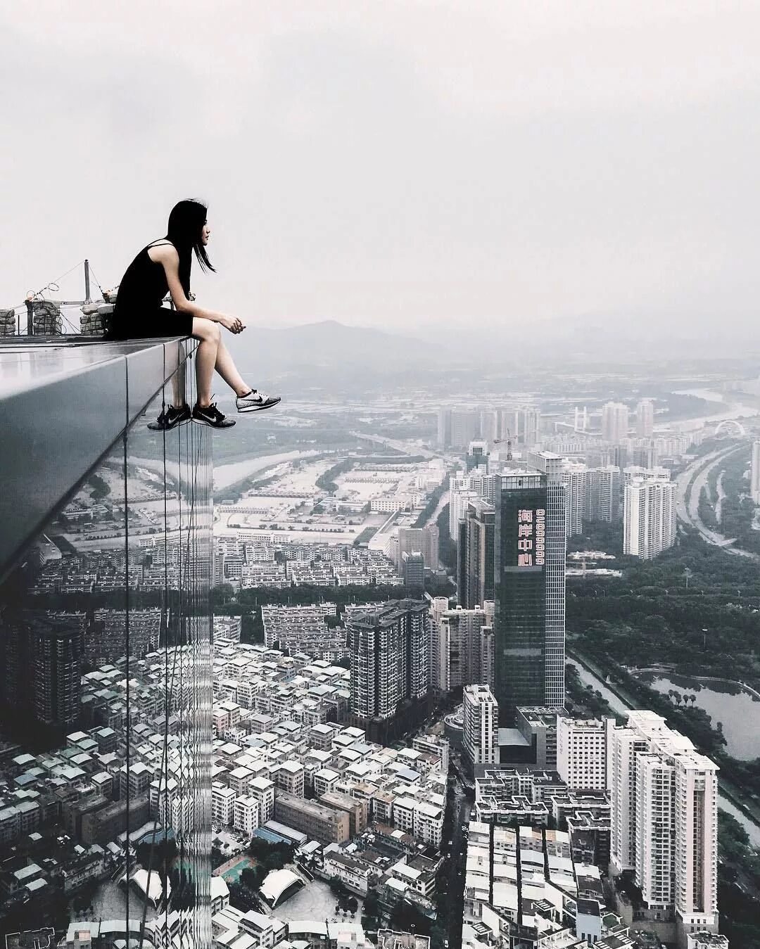 Вонг йон нин руфер. Акробаты на крыше эмпайр-стейт-билдинг. Девушка падает с небоскреба. Девушка падает с небоскреба. Девушка падает с небоскреба.