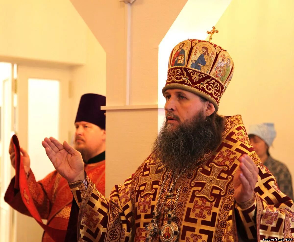 Православный священник. Православный священник в полный рост. Высший титул главы православной христианской церкви