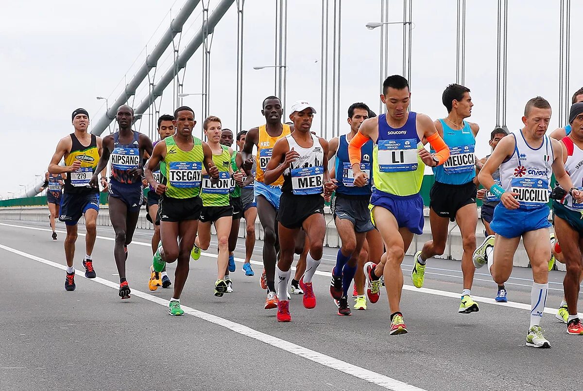 Sport marafon интернет. Легкая атлетика бег марафонский бег. Марафонец у легкая атлетика. Марафонский бегун. Бегут марафон.