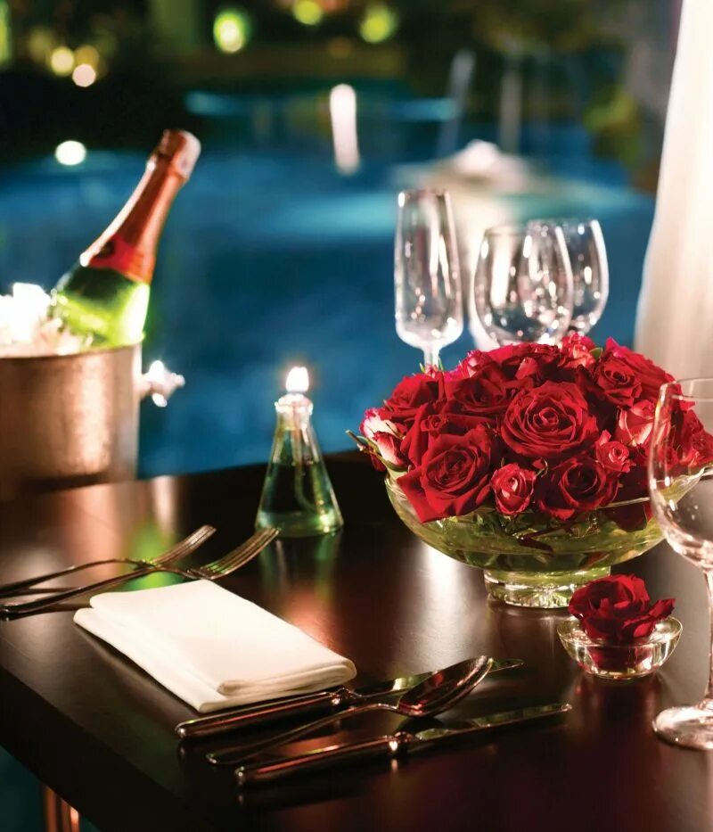 Начало юбилея как начать вечер. Романтика шампанское цветы. Цветы шампанское стол ужин. Романтический вечер с цветами и шампанским. Букет цветов романтический ужин.