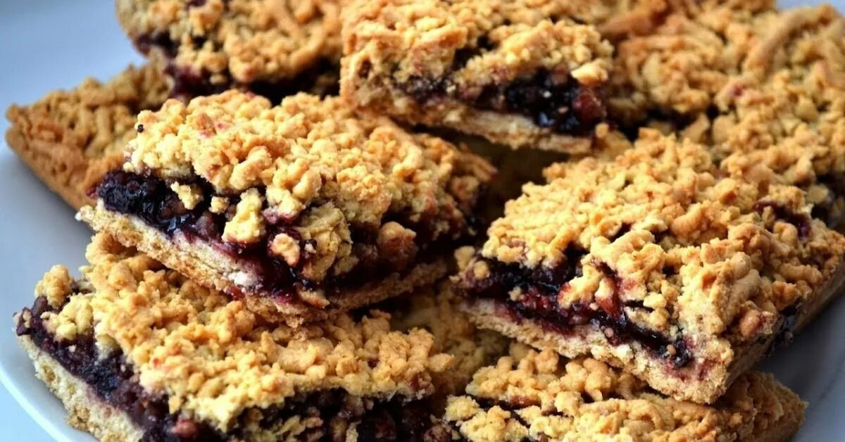 Тертый песочный пирог. Тертый пирог со. Тертый пирог со. Тертый пирог с ягодами. Тёртый пирог с вареньем.