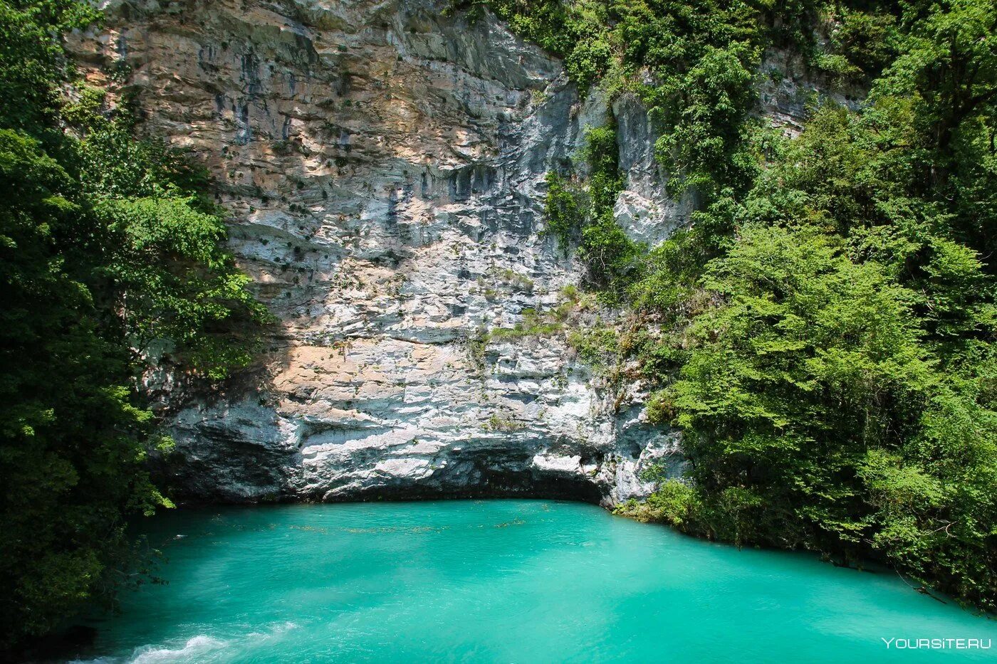 Озеро Рица голубое озеро. Абхазия горы Рица + голубое озеро. Абхазия достопримечательности голубое озеро. Зеленый каньон Абхазия.