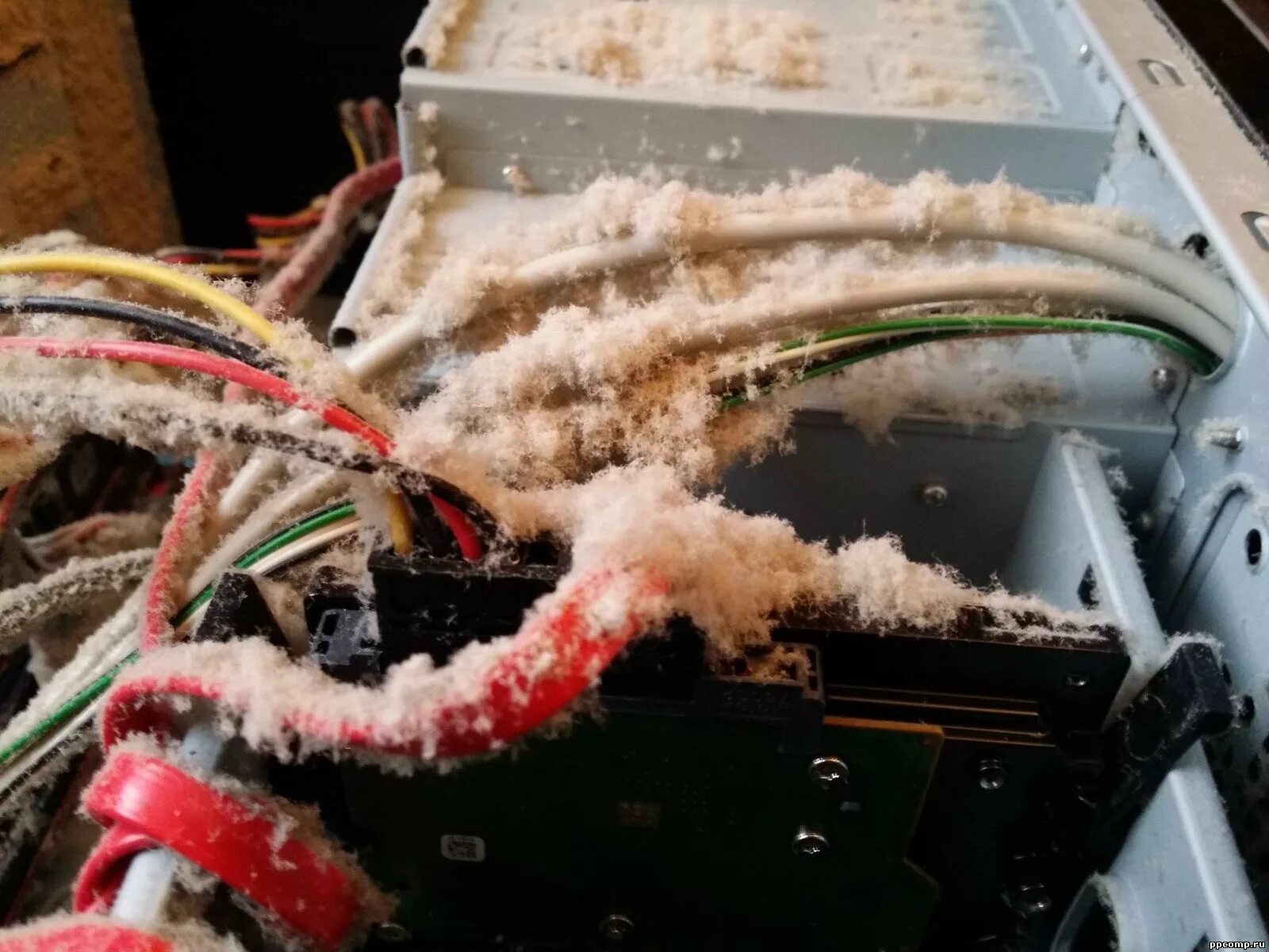 Очистка звука от пыли. Пыльный ПК. Компьютер в пыли. Пыль внутри компьютера. Пыль в системном блоке.