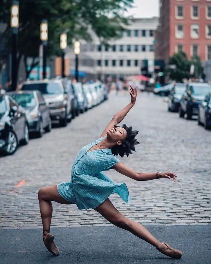 Молодая где танцует. Фотограф Омар Роблес балет. Танцоры балета на улицах Нью-Йорка фотограф Omar z Robles. Танцы на улице. Балерина в городе.