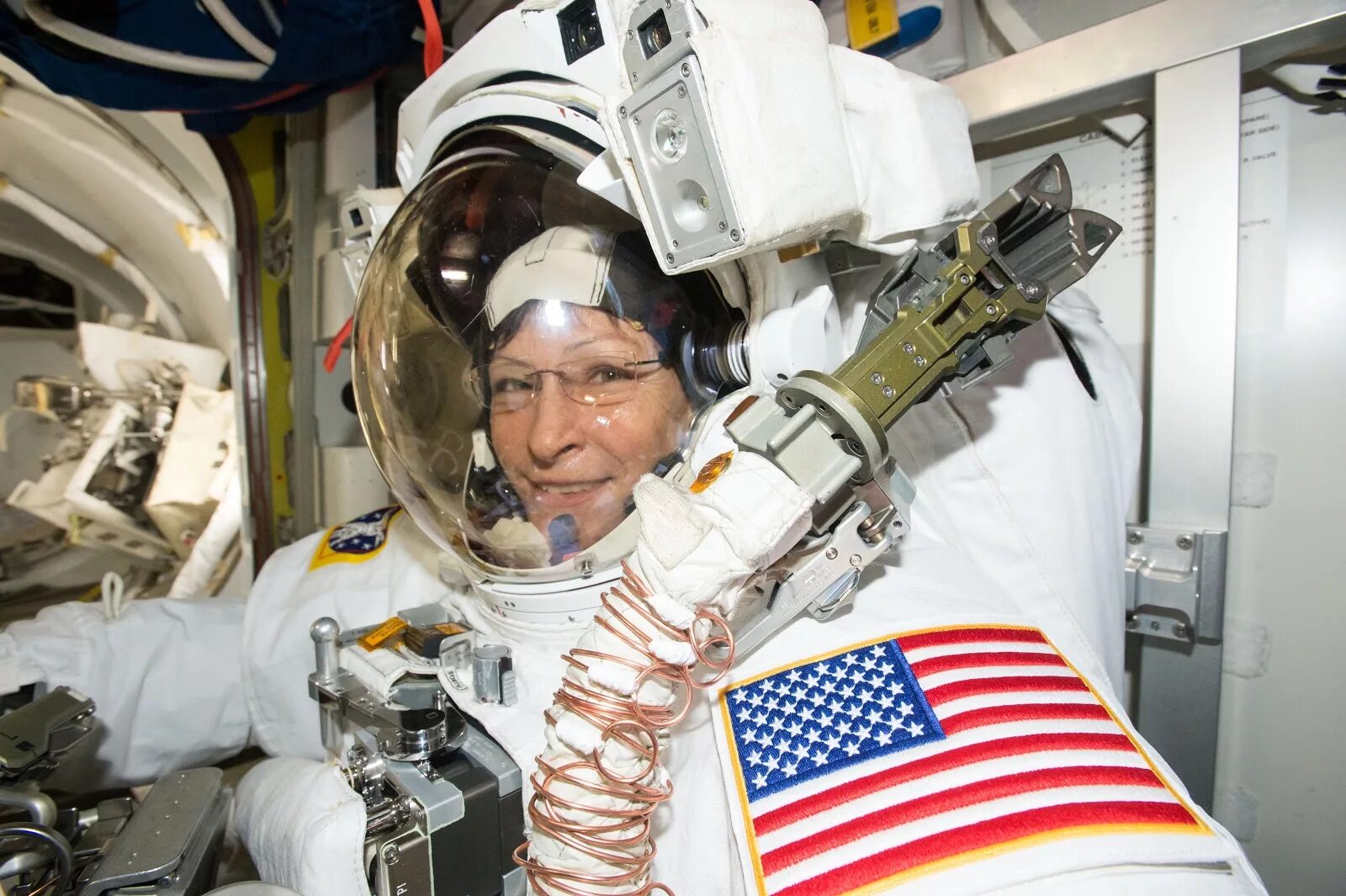 Первые американские космические полеты. Пегги Уитсон астронавт. Космонавтика США. Исследование космоса. Космонавт НАСА В космосе.
