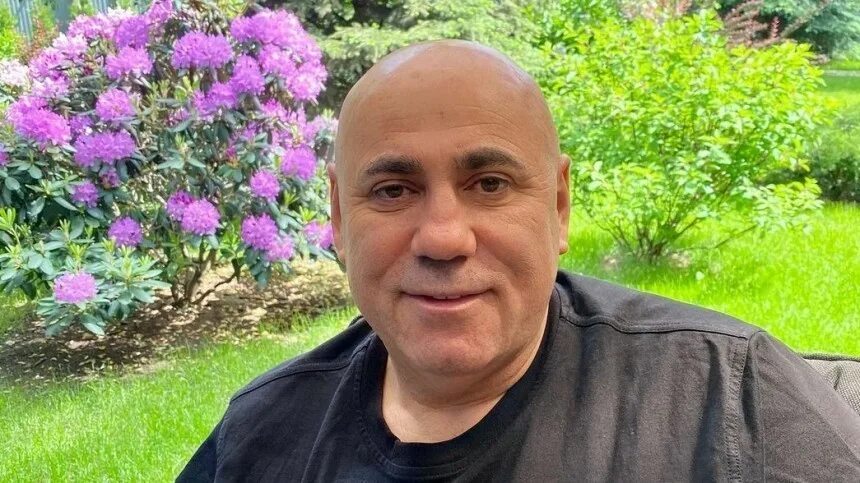 Пригожин иосиф последнее. Иосиф пригожин. пригожин с волосами. пригожин с волосами на голове. иосиф пригожин с волосами.