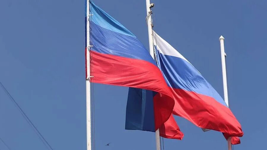 Луганск с российскими флагами. Празднование лнр. Луганско российские отношения. Россияне. Луганск восстание.