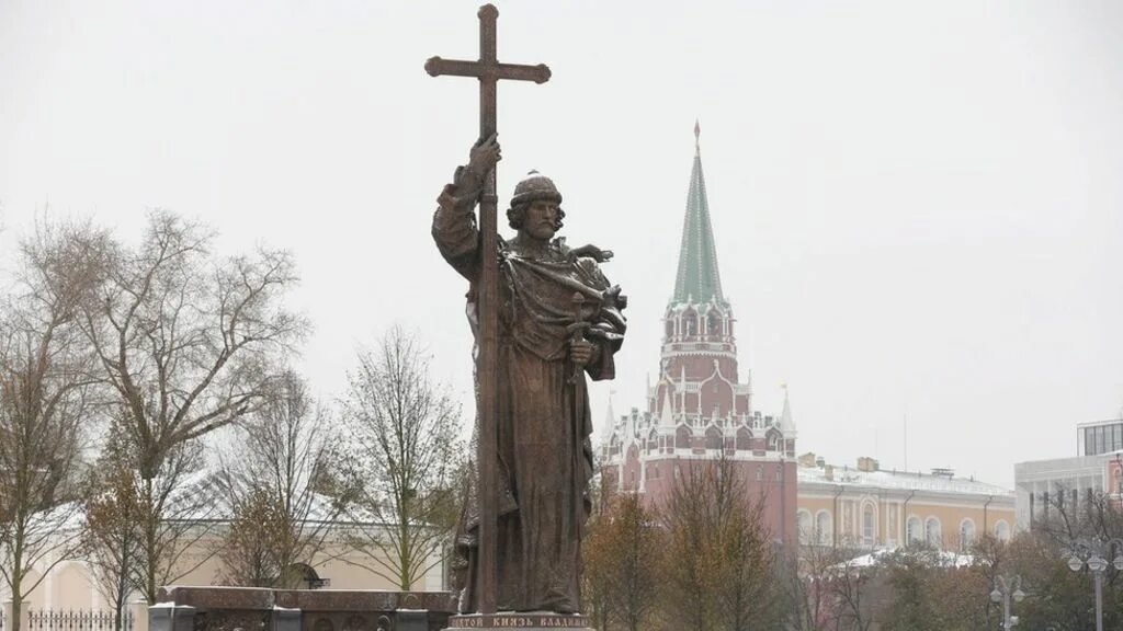 Памятник князю владимиру в москве. Красная площадь памятник владимиру. Красная площадь памятник владимиру. Красная площадь памятник владимиру. Памятник владимиру в москве на красной площади.
