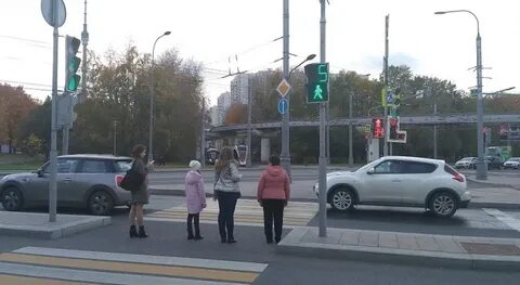Пешеход остановился на пешеходном переходе