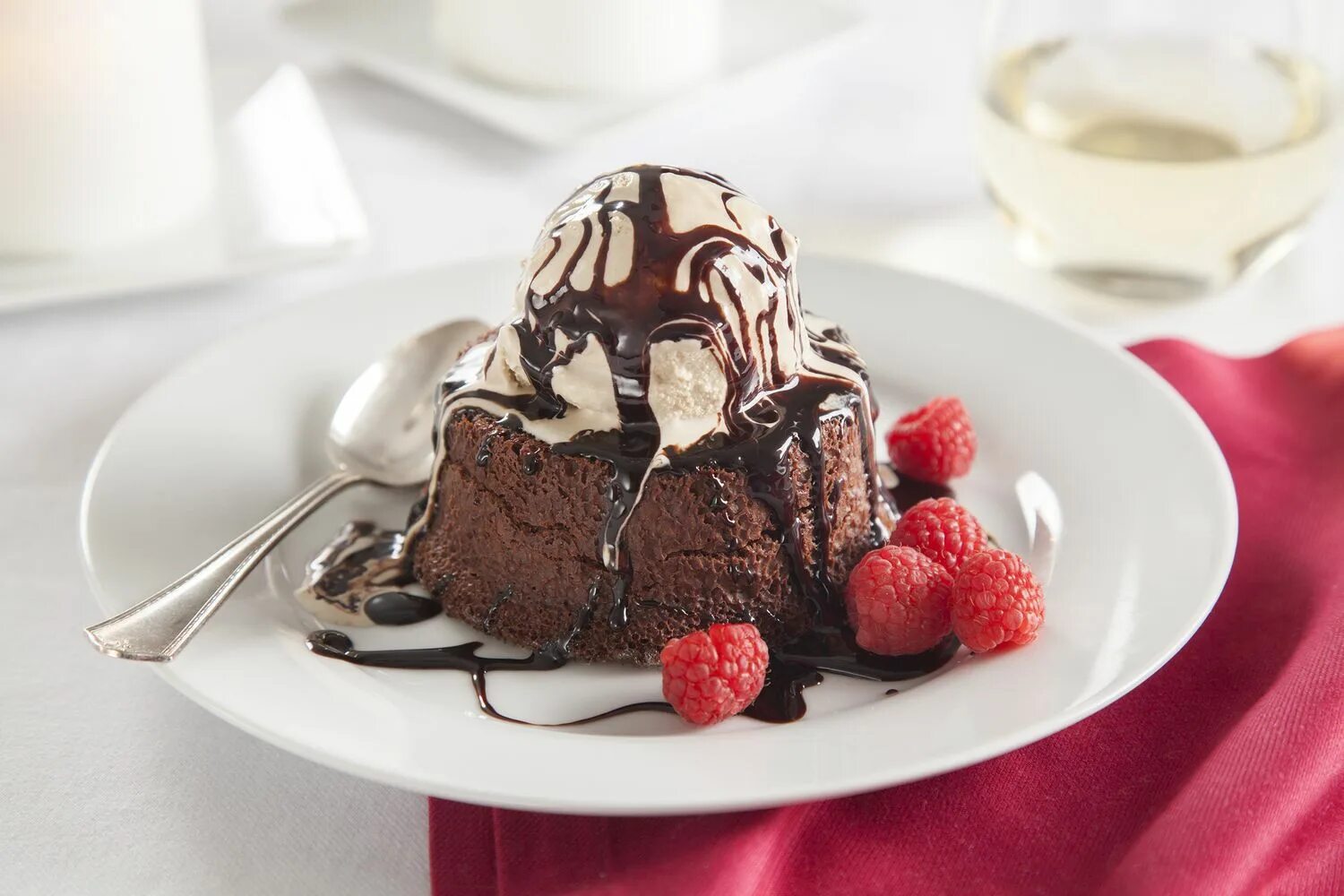 Шоколадный торт захер. Шоколадное пирожное. Торт айс крим. Торт шоколадное мороженое. Торт шоколадный пломбир.