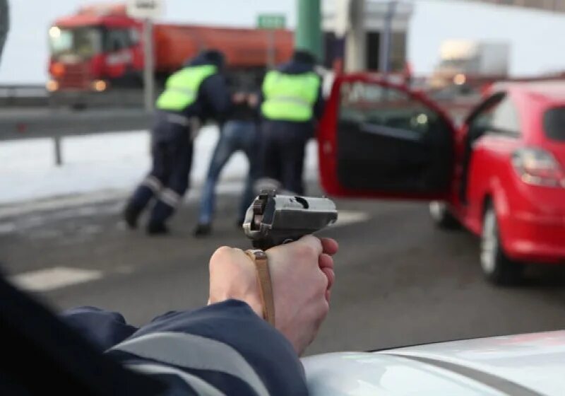 Гонимся за преступниками. Полиция погоня стрельба. Стрельба по колесам автомобиля. Погоня со стрельбой.