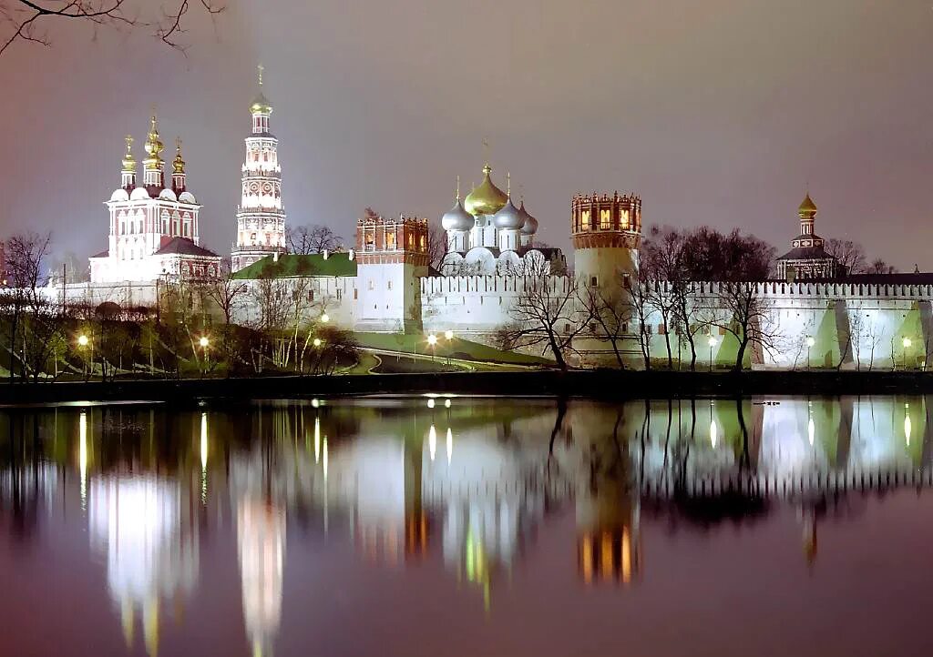 Интересные фотографии россии. Новодевичий монастырь в Москве. Новодевичий монастырь в Москве 1524. Ансамбль Новодевичьего монастыря Москва. Вид на Новодевичий монастырь с Москва реки.