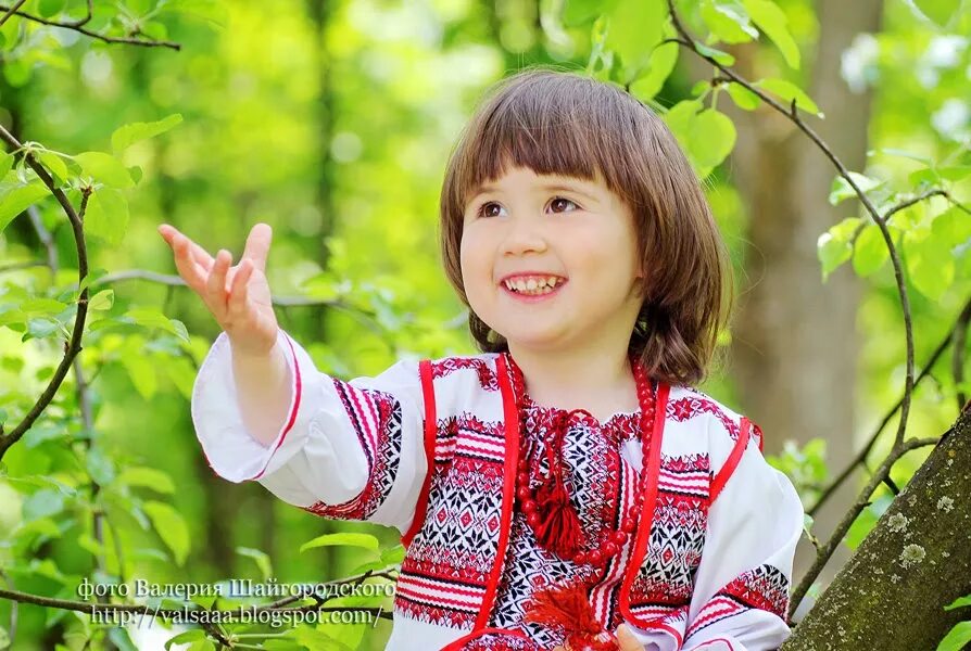 Фото детей украины. Дети Украины. Дети в украинских костюмах. Дети украинцы фото. Украинский костюм картинки для детей.