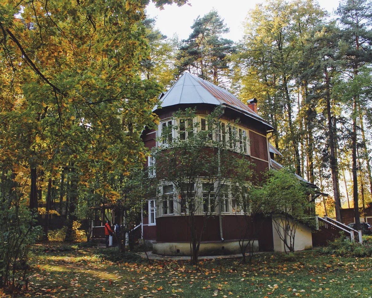 Дачи писателей в переделкино. Переделкино усадьба писателей. Дом Пастернака в Переделкино. Сквер Пастернака в Переделкино. Поселок писателей Переделкино.