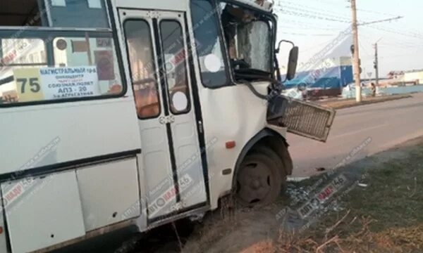 Дтп с автобусом в курске. Пазик врезался в столб. Аварии с участием автобуса ПАЗ. ДТП В Курске на Магистральном проезде с автобусом.