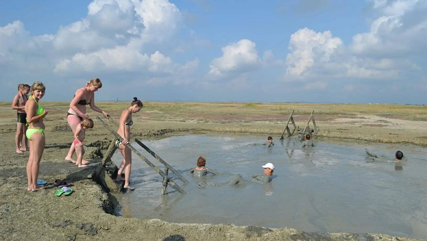 Грязевой вулкан гнилая гора темрюк. Темрюкский грязевой вулкан. Гефест гора темрюк. Грязевой вулкан гефест. Грязевой вулкан гефест в темрюке.