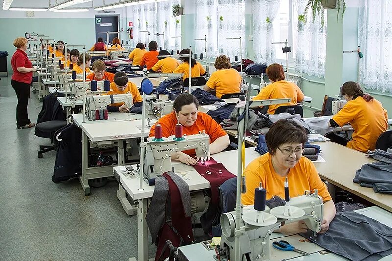 Швейное производство цех. Швейная фабрика. Массовое производство одежды. Швейное производство. Фабрика пошив.