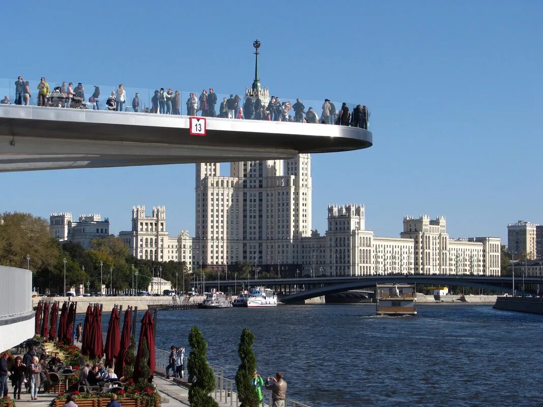 Парк зарядье мост. Виси москва. Парящий мост в зарядье. Парк зарядье в москве мост стеклянный. Виси москва.