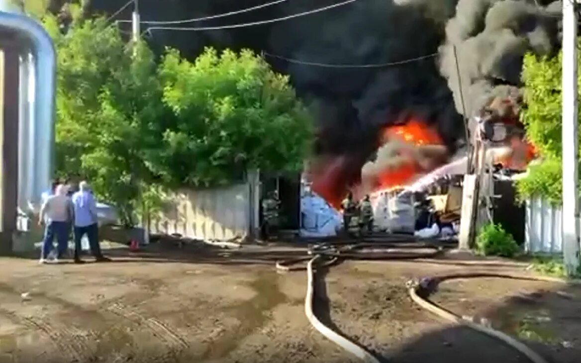 Что горит в челнах сейчас. Набережные челны трагедия на заводе. набережные челны пожар вчера. пожар в набережных челнах сегодня. поселок зяба пожар.